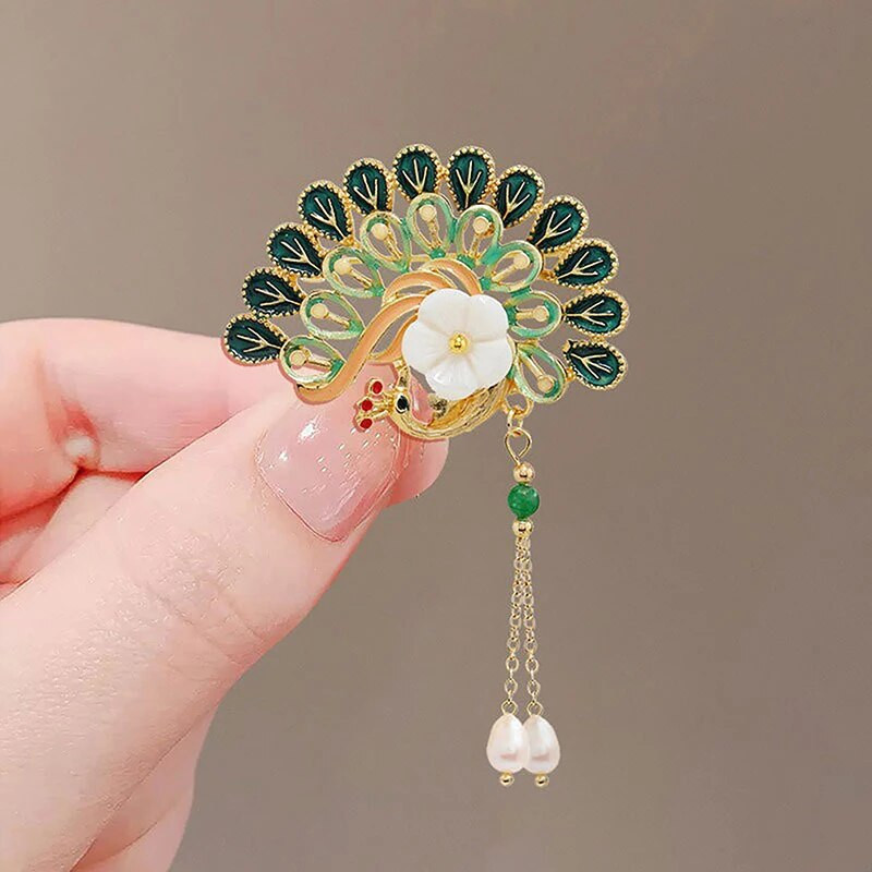 Ķīniešu stila klasiska piespraude ar pāvu