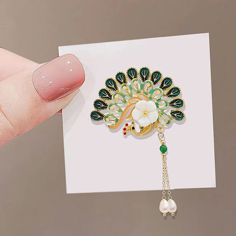 Ķīniešu stila klasiska piespraude ar pāvu