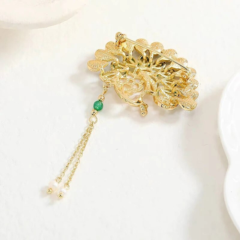 Ķīniešu stila klasiska piespraude ar pāvu