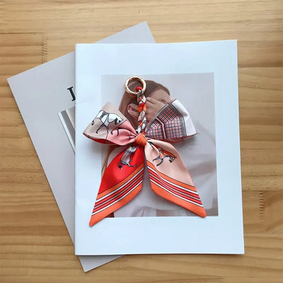 Ar rokām austas zīda šalles atslēgu piekariņi Kulons Krāsains bantīšu soma Dekoratīvā personība Jauka lente atslēgu piekariņu aksesuāri Dāvana draugam