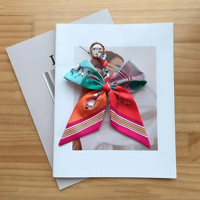 Ar rokām austas zīda šalles atslēgu piekariņi Kulons Krāsains bantīšu soma Dekoratīvā personība Jauka lente atslēgu piekariņu aksesuāri Dāvana draugam