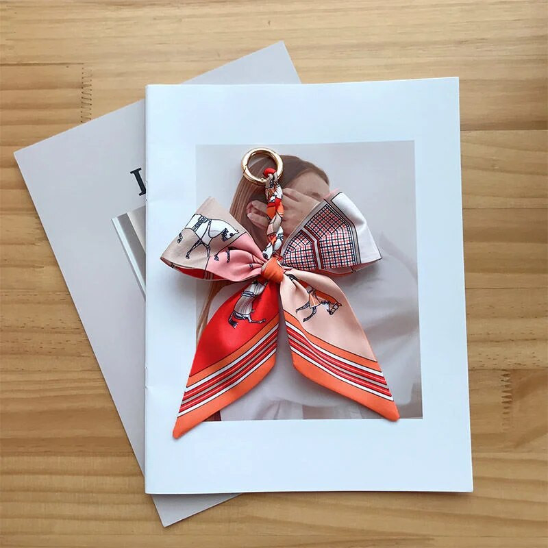 Ar rokām austas zīda šalles atslēgu piekariņi Kulons Krāsains bantīšu soma Dekoratīvā personība Jauka lente atslēgu piekariņu aksesuāri Dāvana draugam