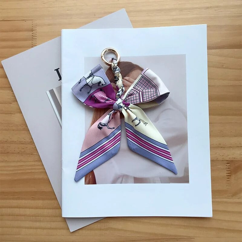 Ar rokām austas zīda šalles atslēgu piekariņi Kulons Krāsains bantīšu soma Dekoratīvā personība Jauka lente atslēgu piekariņu aksesuāri Dāvana draugam