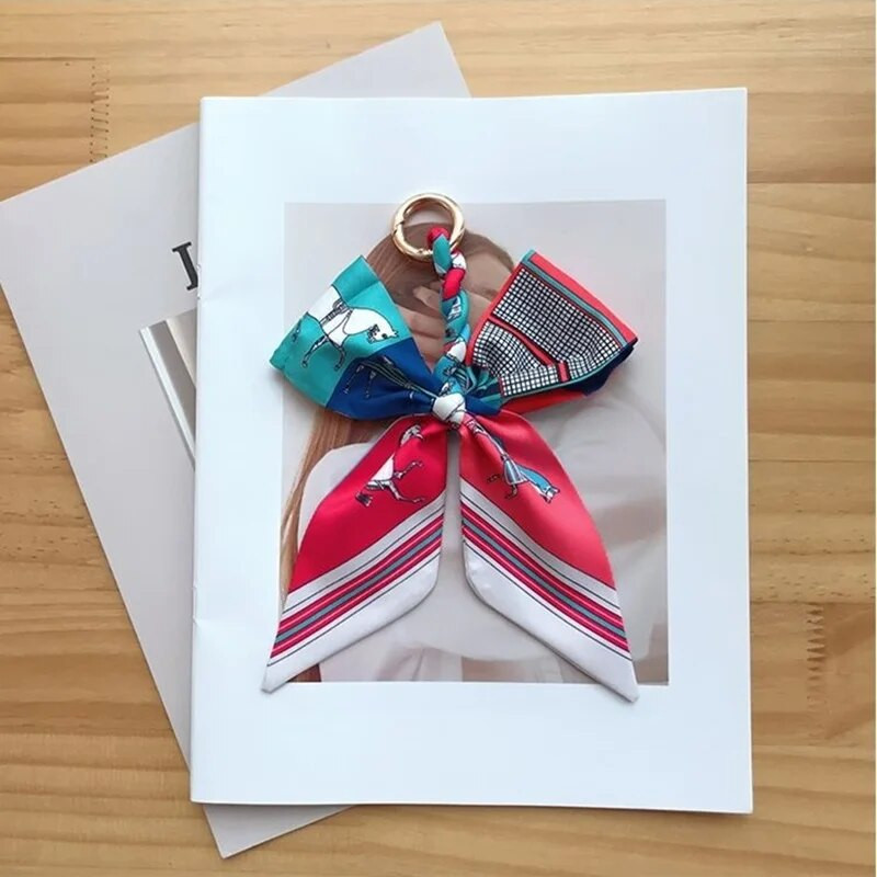 Ar rokām austas zīda šalles atslēgu piekariņi Kulons Krāsains bantīšu soma Dekoratīvā personība Jauka lente atslēgu piekariņu aksesuāri Dāvana draugam