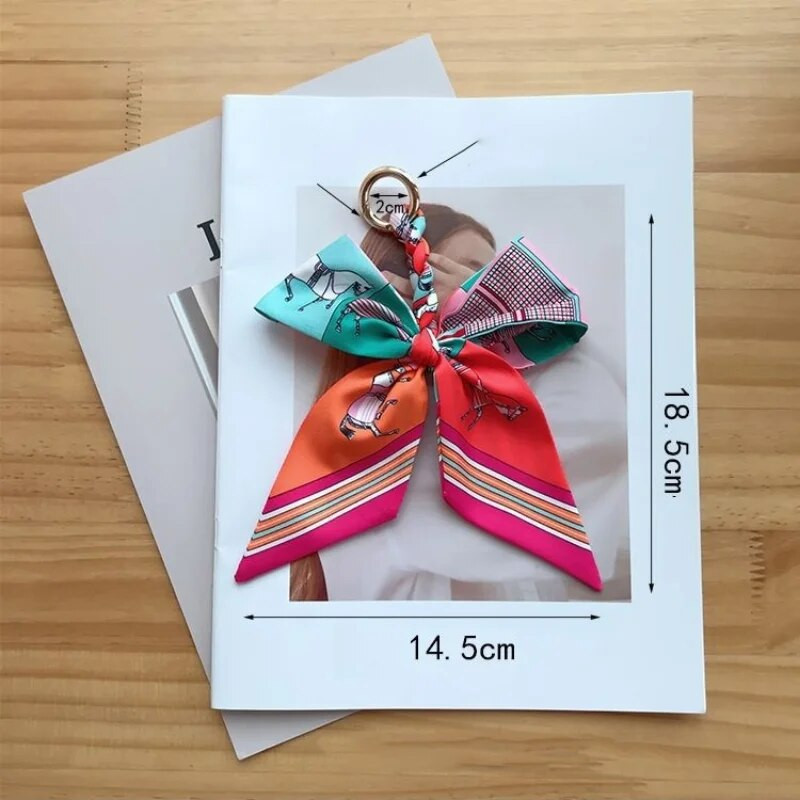 Ar rokām austas zīda šalles atslēgu piekariņi Kulons Krāsains bantīšu soma Dekoratīvā personība Jauka lente atslēgu piekariņu aksesuāri Dāvana draugam