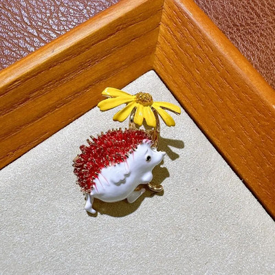 Jaukas margrietiņu saktas Modes ziedu piespraudes Krāsainas atloks Emalja Ezis sakta Sieviešu meitene Dzīvnieks Ziedu piespraudes Modes rotaslietas