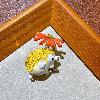 Jaukas margrietiņu saktas Modes ziedu piespraudes Krāsainas atloks Emalja Ezis sakta Sieviešu meitene Dzīvnieks Ziedu piespraudes Modes rotaslietas