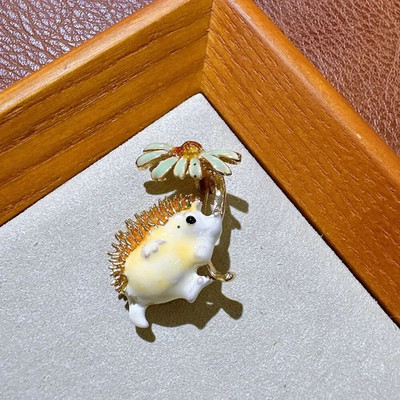 Jaukas margrietiņu saktas Modes ziedu piespraudes Krāsainas atloks Emalja Ezis sakta Sieviešu meitene Dzīvnieks Ziedu piespraudes Modes rotaslietas