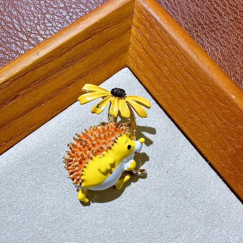 Jaukas margrietiņu saktas Modes ziedu piespraudes Krāsainas atloks Emalja Ezis sakta Sieviešu meitene Dzīvnieks Ziedu piespraudes Modes rotaslietas