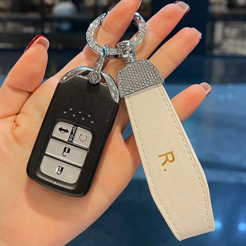 Modes metāla ādas automašīnas atslēgu piekariņa kulons sadalīts gredzens atslēgu piekariņš Rhinestone luksusa atslēgu piekariņš sievietei, meitenīga siksna Auto aksesuāri