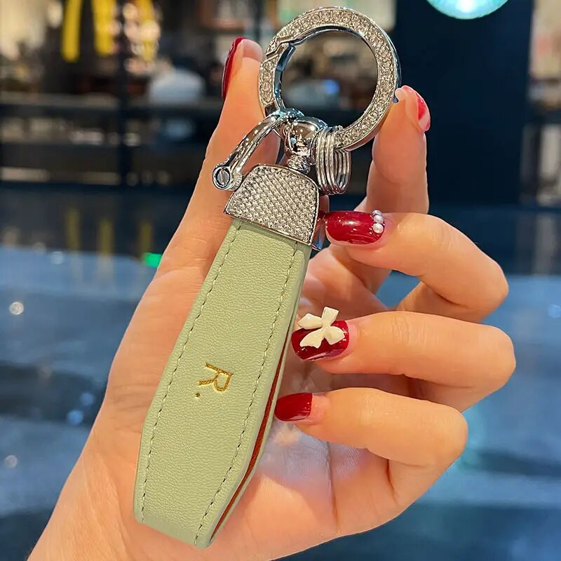 Modes metāla ādas automašīnas atslēgu piekariņa kulons sadalīts gredzens atslēgu piekariņš Rhinestone luksusa atslēgu piekariņš sievietei, meitenīga siksna Auto aksesuāri