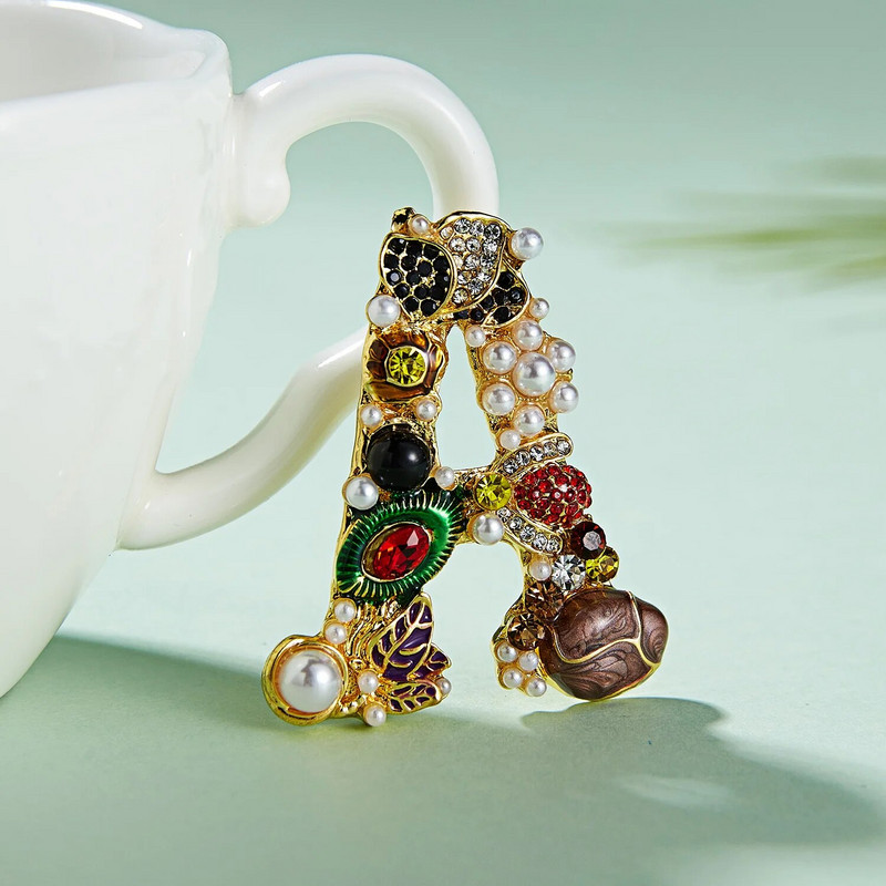 Rinhoo Vintage Rhinestone Burts ADGSM Emalja Pērļu imitācija Piespraudes Sieviešu baroka alfabēts Sākotnējās piespraudes Kāzu rotaslietas