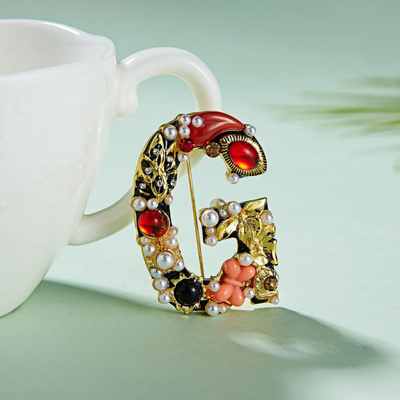 Rinhoo Vintage Rhinestone Burts ADGSM Emalja Pērļu imitācija Piespraudes Sieviešu baroka alfabēts Sākotnējās piespraudes Kāzu rotaslietas