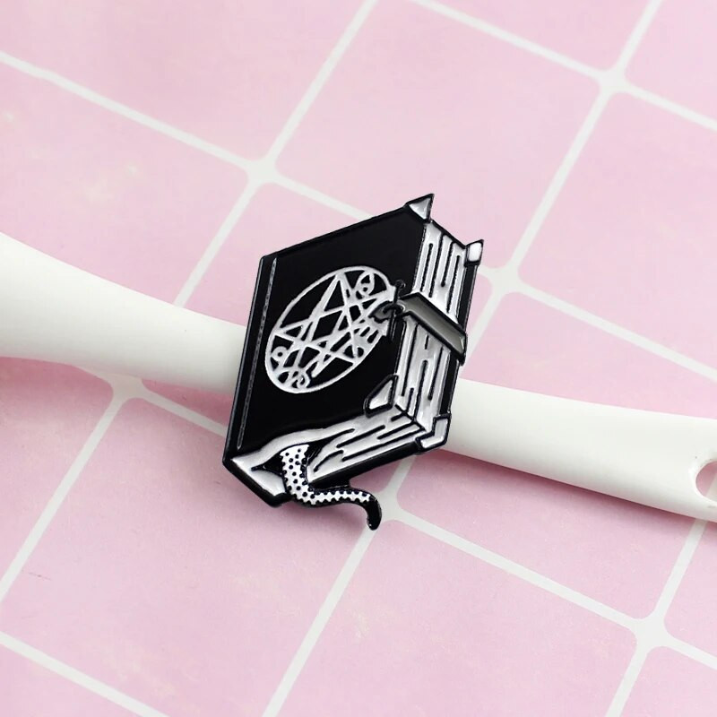 GDHY grāmatu emaljas piespraudes Grāmatu piespraudes Burvju grāmata Burvju bumba Papīra rullis Lasīšanas nozīmītes Literāras atloka piespraudes Rotaslietas Grāmata Broše