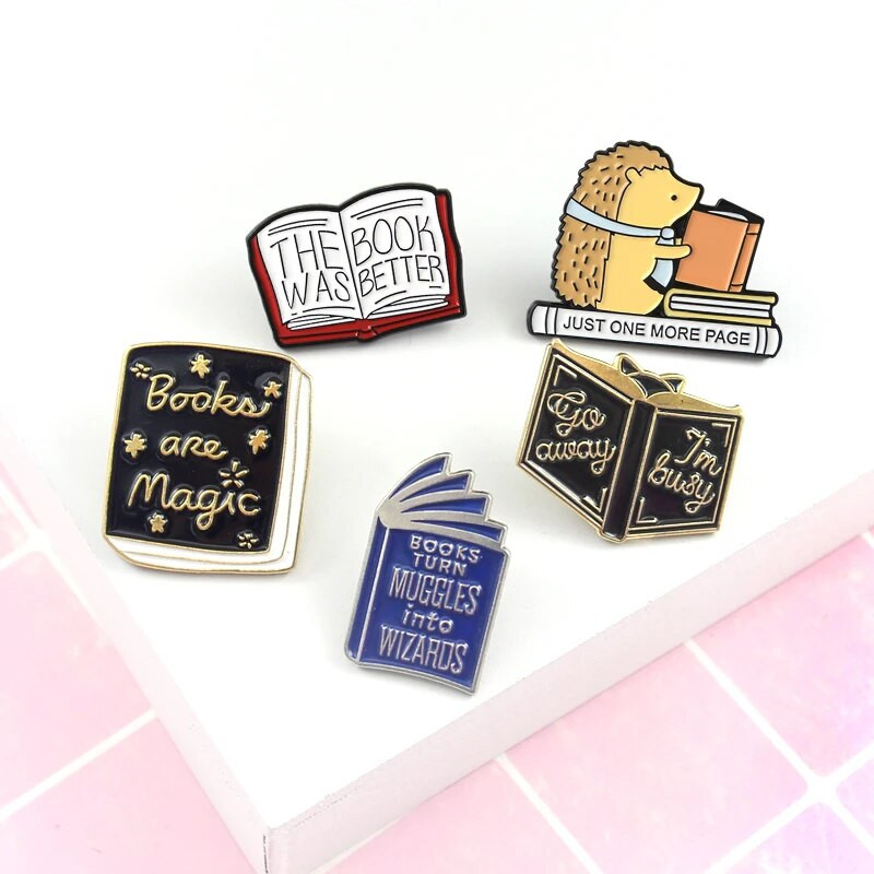 GDHY grāmatu emaljas piespraudes Grāmatu piespraudes Burvju grāmata Burvju bumba Papīra rullis Lasīšanas nozīmītes Literāras atloka piespraudes Rotaslietas Grāmata Broše