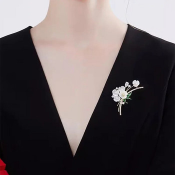 Нова деликатна флорална брошка игла Унисекс висок клас женствен перлен корсаж Луксозен дизайн Бели кристални игли Аксесоари със стрази