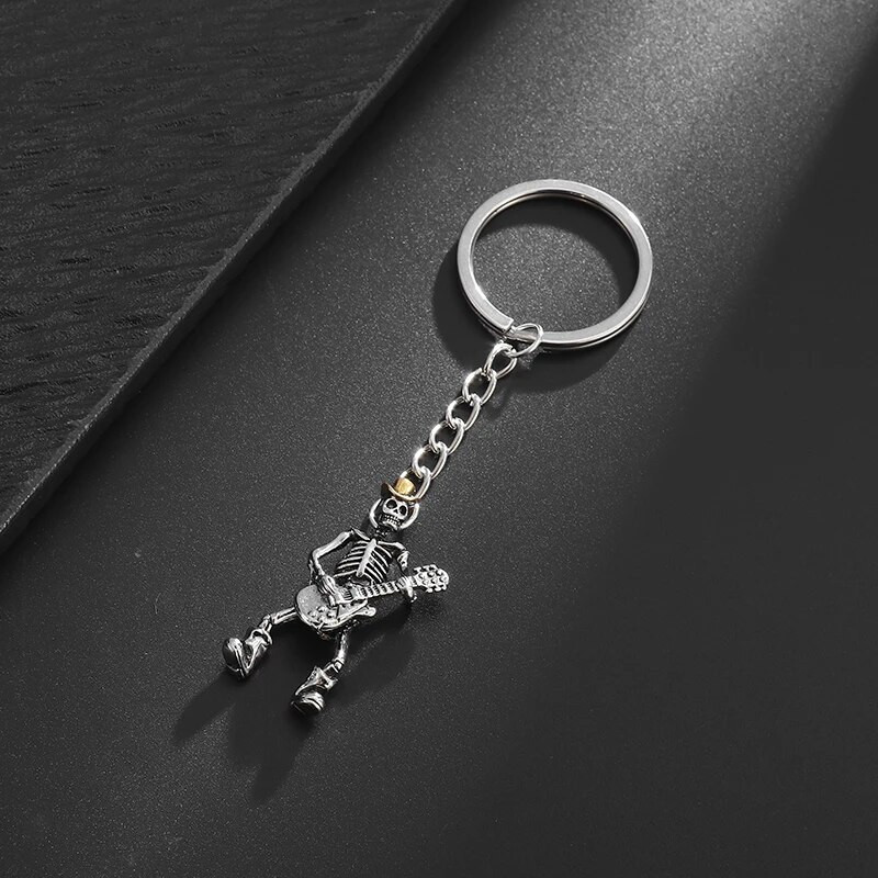 Retro hiphopa ģitāras galvaskausa atslēgu piekariņš vīriešu un sieviešu motociklu kulonu atslēgu piekariņu aksesuāri panku tendences dāvana