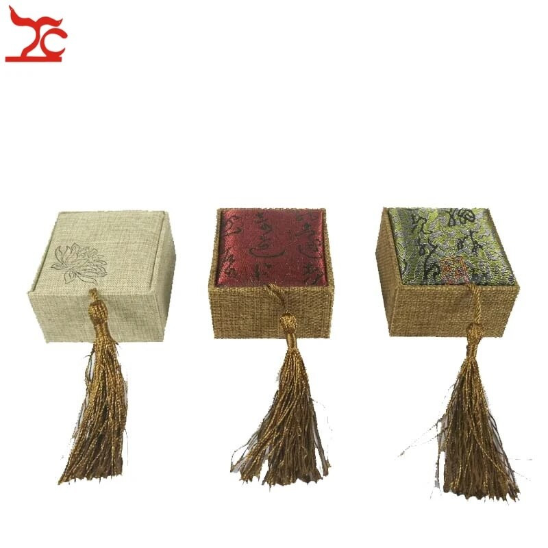 Luksusa pušķu linu gredzenu uzglabāšanas kaste Taisnstūrveida retro linu ekrāna kaligrāfija lotosa gredzenu organizatora displeja dāvanu kastīte 6,5 * 6 * 4 cm