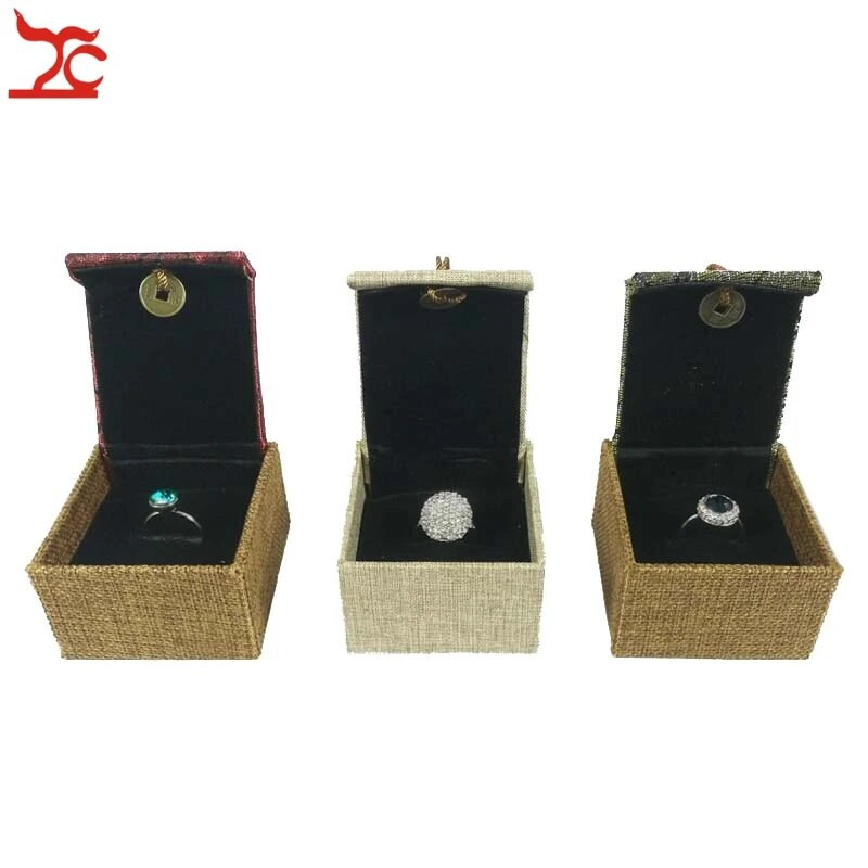 Luksusa pušķu linu gredzenu uzglabāšanas kaste Taisnstūrveida retro linu ekrāna kaligrāfija lotosa gredzenu organizatora displeja dāvanu kastīte 6,5 * 6 * 4 cm