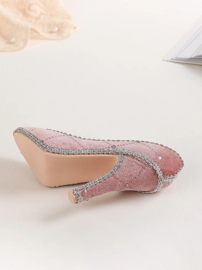 Radošs juvelierizstrādājumu plaukts, modelis, kleita, augstpapēžu kurpes, auskars, kaklarota, gredzens, rotaslietu turētājs, stends.