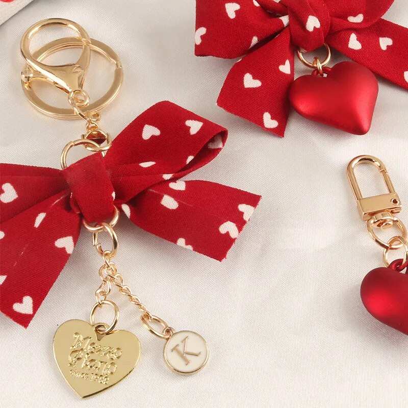 Jauki meitenīgi, sarkani loki, sirds atslēgu piekariņi, modes metāla atslēgu piekariņi.