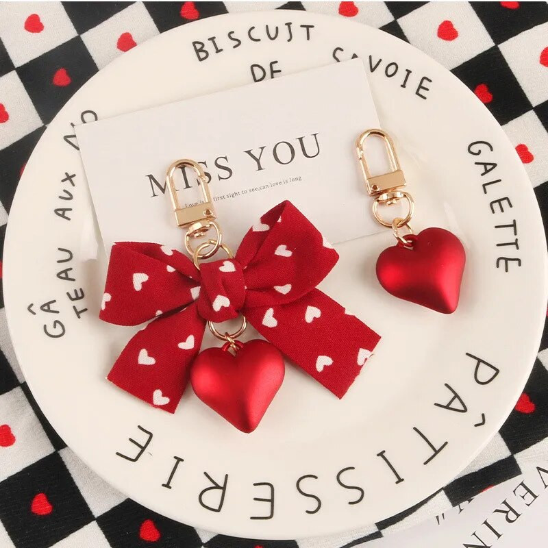 Jauki meitenīgi, sarkani loki, sirds atslēgu piekariņi, modes metāla atslēgu piekariņi.