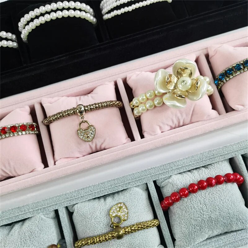 4 režģi, spilvenu paliktņi, rotaslietas aksesuāri, rokassprādzes, rokassprādzes, samta rotaslietas, spilvenu turētājs, vitrīna, rotājumu glabāšana