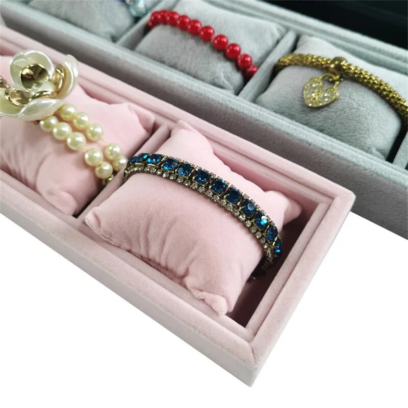 4 režģi, spilvenu paliktņi, rotaslietas aksesuāri, rokassprādzes, rokassprādzes, samta rotaslietas, spilvenu turētājs, vitrīna, rotājumu glabāšana