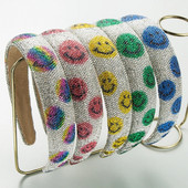 Κορεάτικη έκδοση μοντέρνων, μοντέρνων, ρετρό, αστραφτερών αξεσουάρ μαλλιών από πέτρινο στεφάνι από πέτρα πολυτελείας, χαμογελαστό πρόσωπο