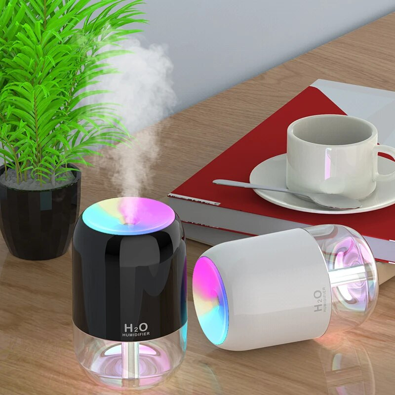 Pārnēsājams USB Cool Mist smidzinātājs 300 ml pārnēsājams elektriskais gaisa mitrinātājs aromātiskās eļļas difuzors ar krāsainu nakts gaismu mājas automašīnai
