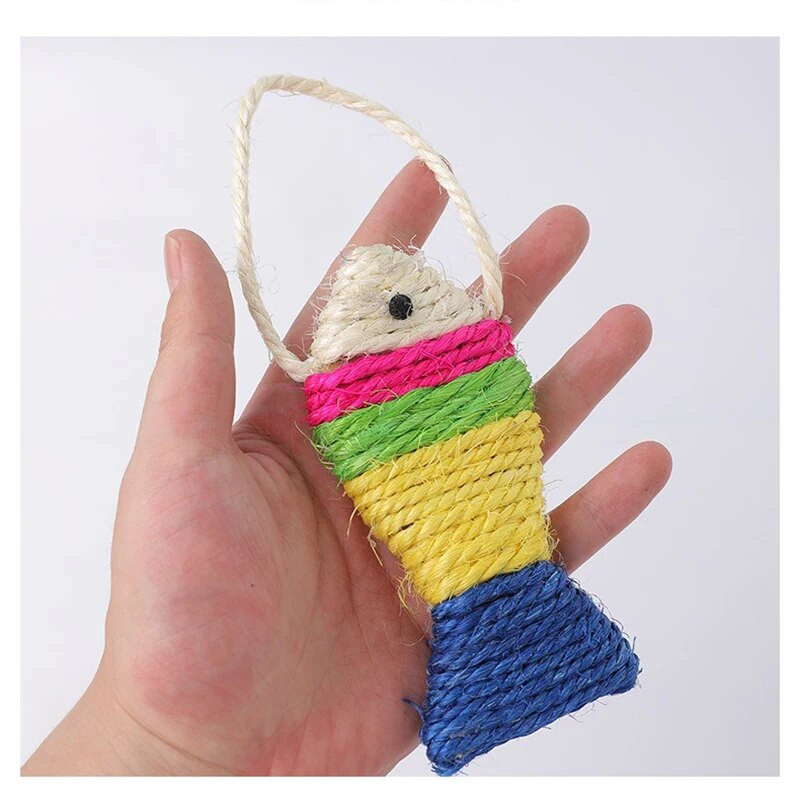 Mājdzīvnieku kaķu rotaļlieta zivs krāsaina piekārta virve Sizala papīra dēļa zivs Moclaw rotaļu suns universāls kaķu skrāpēšanas dēlis