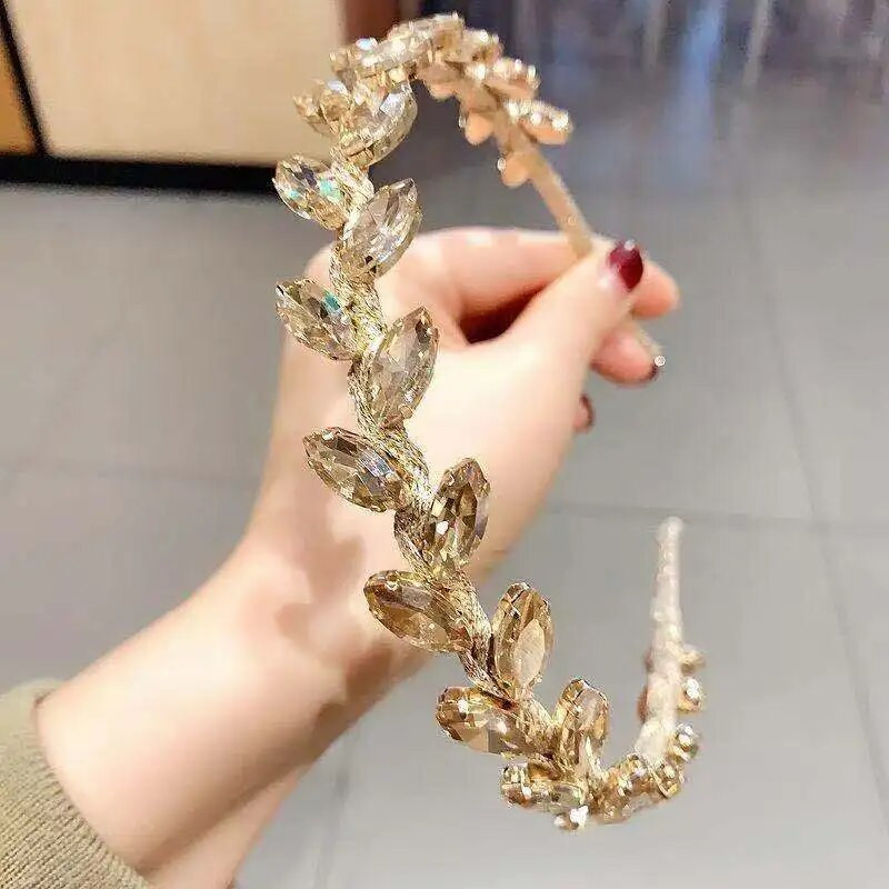 Crystal Rhinestone Bejeweled galvas saite sievietēm ar dzirkstošiem izrotātiem pērlītēm Boho melnu lapu matu lente Modes aksesuāri meitenēm