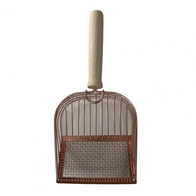 Mājdzīvnieku rīks Metāla kaķu pakaišu liekšķere ar garu koka rokturi, nelīpošs, rievots sijātājs, kas paredzēts kaķēnu izkārnījumu izmēram.