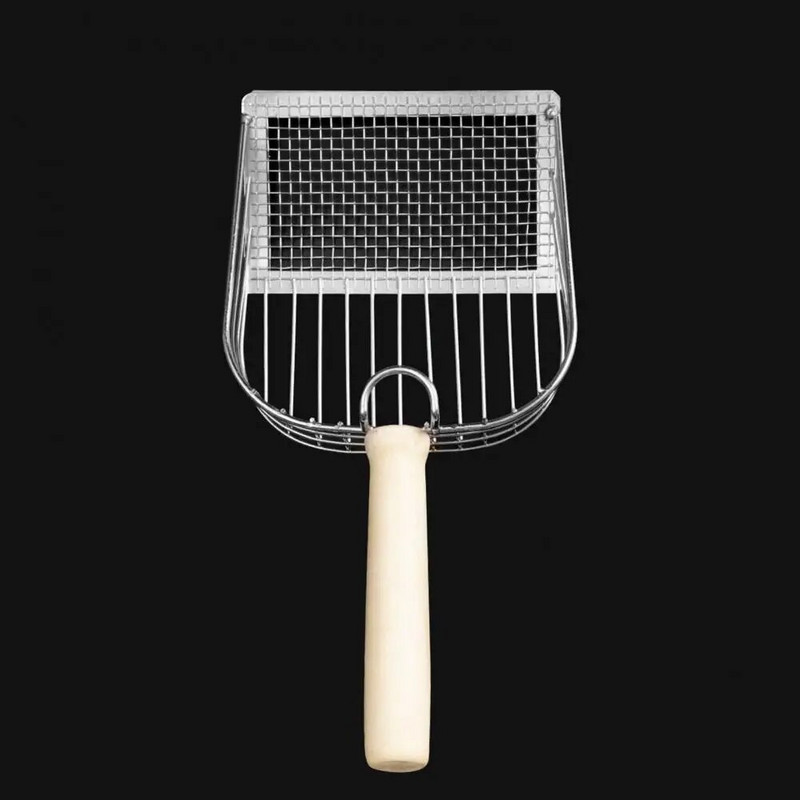 Mājdzīvnieku rīks Metāla kaķu pakaišu liekšķere ar garu koka rokturi, nelīpošs, rievots sijātājs, kas paredzēts kaķēnu izkārnījumu izmēram.