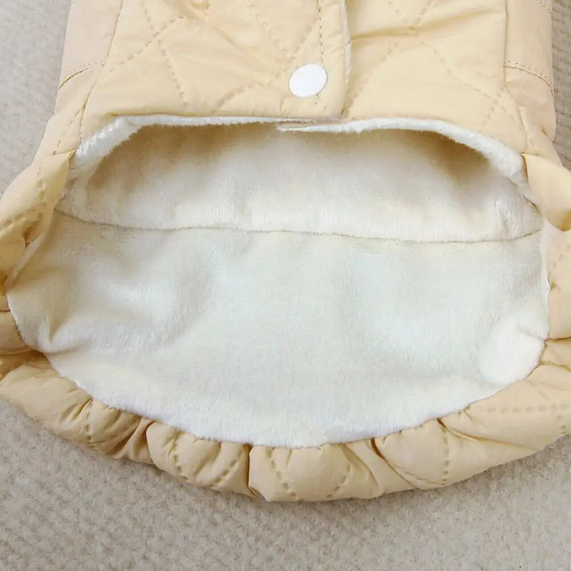 Mājīgs, stilīgs, silts suņa mētelis, ūdensnecaurlaidīgs atstarojošs flīss, oderēts ar bantītes rotājumu, pārnēsājams vilces gredzens mājdzīvnieku ziemas jaka