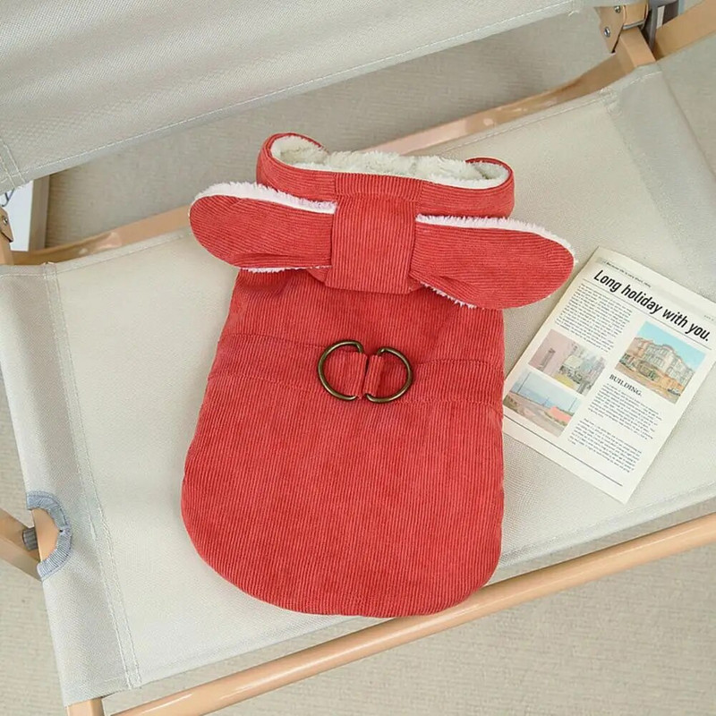 Mekana, prozračna tkanina ugodna je za nošenje, dok kopčanje gumbima omogućuje jednostavno obuvanje i skidanje