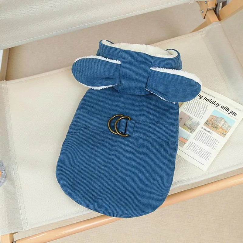 Mekana, prozračna tkanina ugodna je za nošenje, dok kopčanje gumbima omogućuje jednostavno obuvanje i skidanje