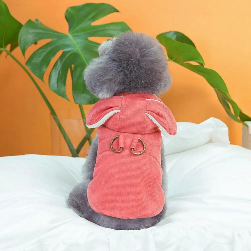 Mekana, prozračna tkanina ugodna je za nošenje, dok kopčanje gumbima omogućuje jednostavno obuvanje i skidanje