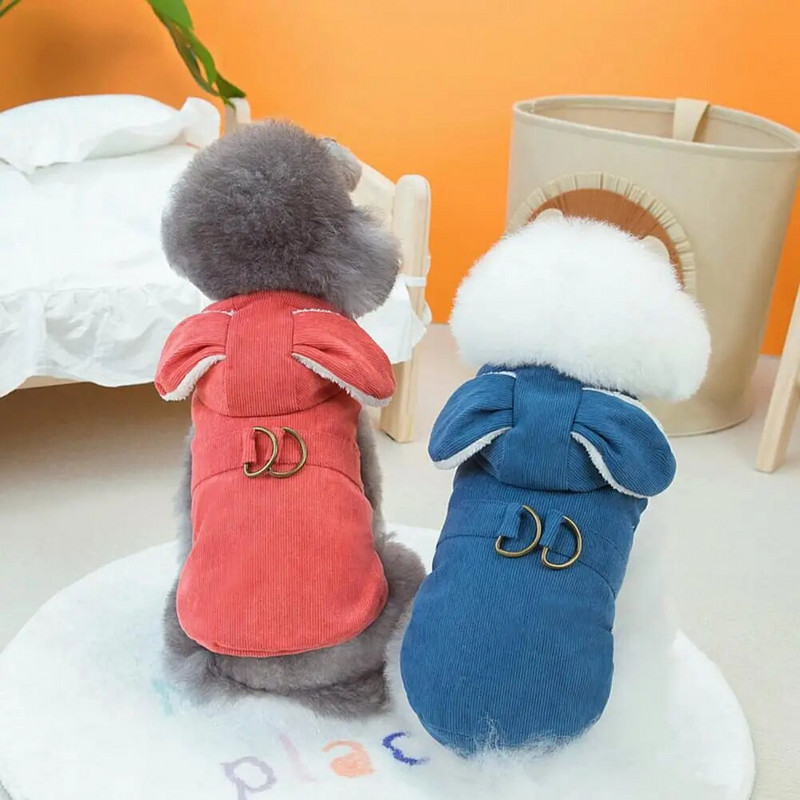 Mekana, prozračna tkanina ugodna je za nošenje, dok kopčanje gumbima omogućuje jednostavno obuvanje i skidanje