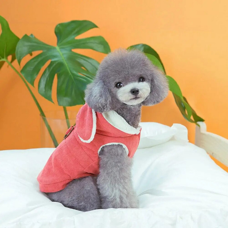 Mekana, prozračna tkanina ugodna je za nošenje, dok kopčanje gumbima omogućuje jednostavno obuvanje i skidanje