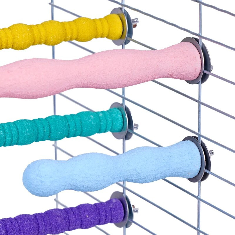 Papagaiļa ķepu slīpēšanas koka nūja, kas izsmidzināta ar krāsainām smiltīm.