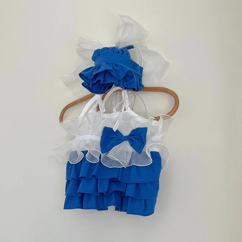 Modes kucēns, zila kleita, kūka