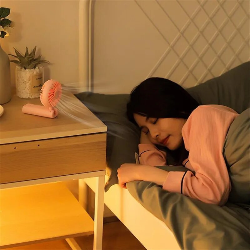 Jauns salokāms rokas mazs ventilators Mini portatīvais galda ventilators Vienkārša forma, spēcīgs vēja ātrums, darbina divas AA baterijas