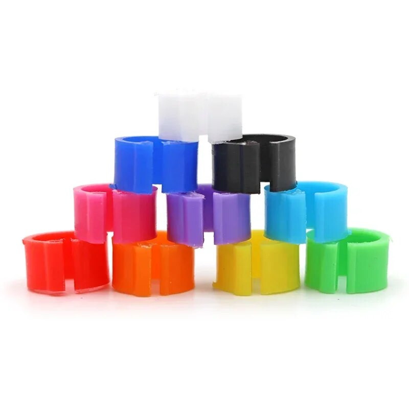 100 vnt. be numerio paukščių balandžių pėdų žiedai 10 spalvų vidinis skersmuo 8 mm plastikinis balandžių užsegimo žiedas.