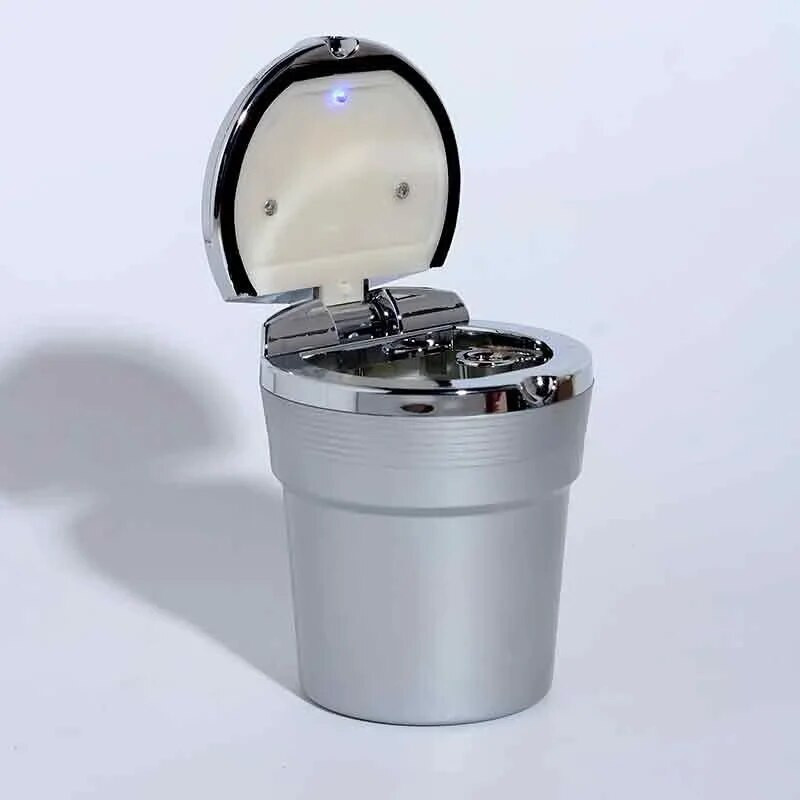 Universāls automašīnas pelnu trauks ar LED gaismām ar vāku Radoša personība, pārklāta automašīna automašīnas iekšpusē. Daudzfunkciju automašīnas pelnu trauks