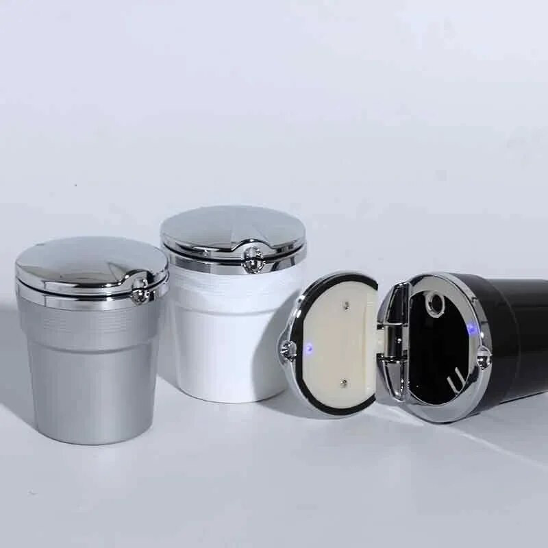 Universāls automašīnas pelnu trauks ar LED gaismām ar vāku Radoša personība, pārklāta automašīna automašīnas iekšpusē. Daudzfunkciju automašīnas pelnu trauks