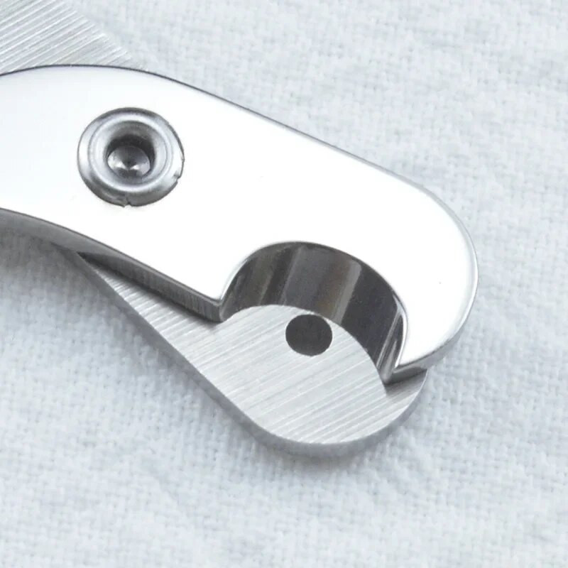 Profesionāls kopšanas rīks ar apļveida izgrieztu caurumu mājdzīvniekiem, nagu griezēji un trimeri, šķēres maziem suņiem un kaķiem