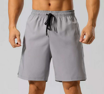 Letisztult, nyakkendős férfi rövidnadrág modell