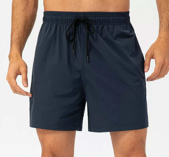 Letisztult, nyakkendős férfi rövidnadrág modell