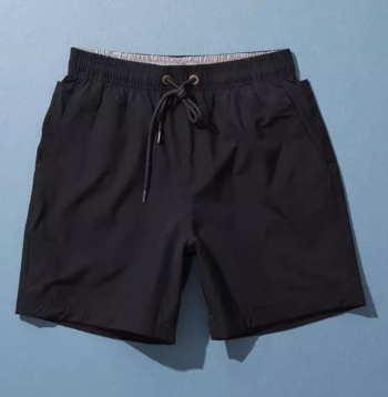 Letisztult, nyakkendős férfi rövidnadrág modell